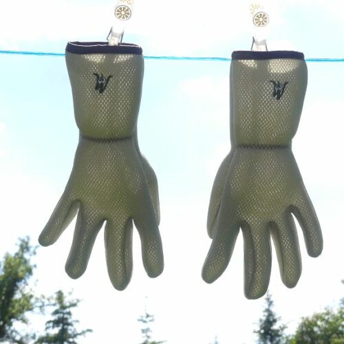 Luftige Mückenschutz-Handschuhe auf der Leine